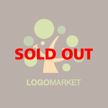 木と笑顔とスマイルのロゴ