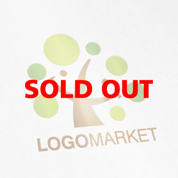 木と笑顔とスマイルのロゴ