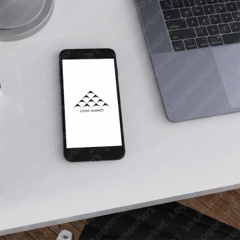 ピラミッドと矢印と山のロゴ