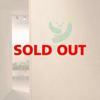 Yと手とキャラクターのロゴ