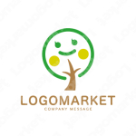木と笑顔とキャラクターのロゴ