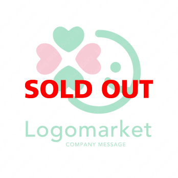 四つ葉とハートと笑顔のロゴ