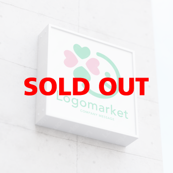 四つ葉とハートと笑顔のロゴ