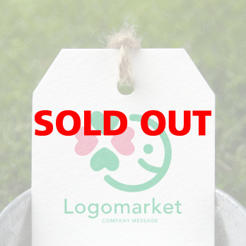 四つ葉とハートと笑顔のロゴ