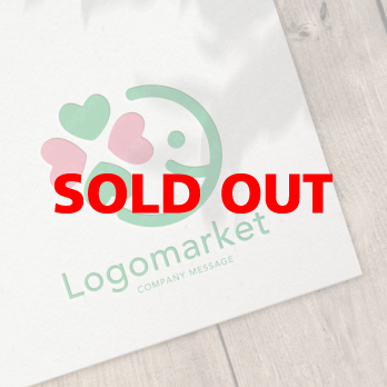 四つ葉とハートと笑顔のロゴ