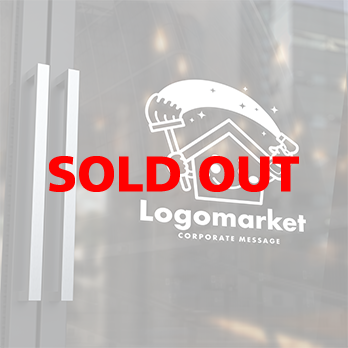 家と掃除とモップのロゴ