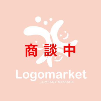 笑顔と親しみやすいとコミュニケーションのロゴ