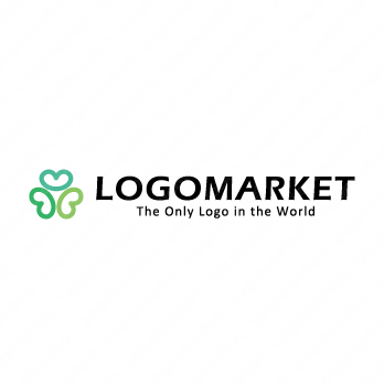 クローバーとハートと笑顔のロゴ