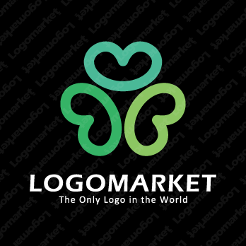クローバーとハートと笑顔のロゴ