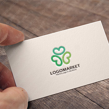 クローバーとハートと笑顔のロゴ