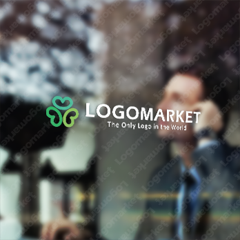 クローバーとハートと笑顔のロゴ