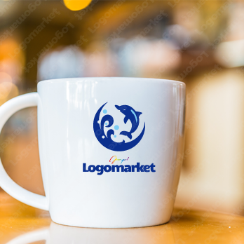 イルカと水しぶきと楽しいのロゴ