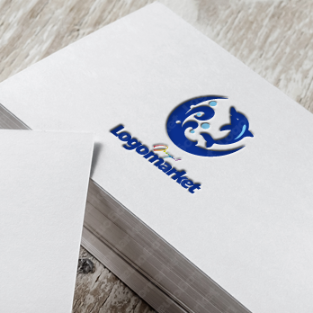 イルカと水しぶきと楽しいのロゴ