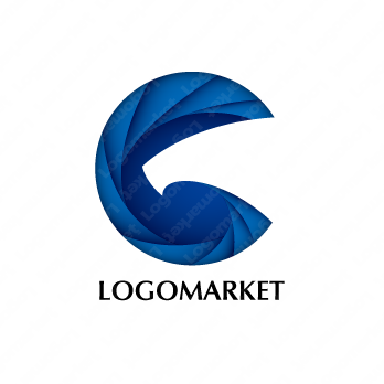 翼と鷹と回転のロゴ