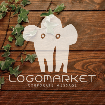 森と木とキャラクターのロゴ