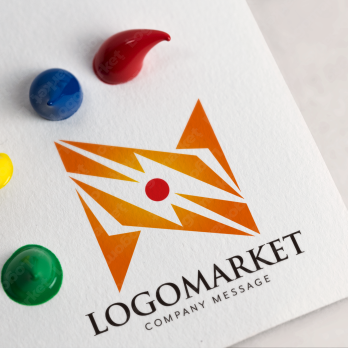 Nと稲妻と光線のロゴ