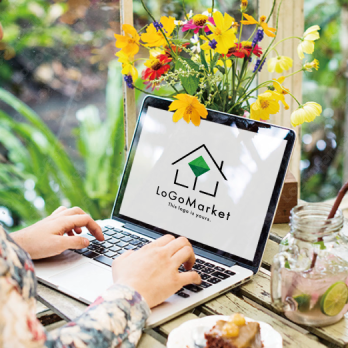 家と木と自然のロゴ