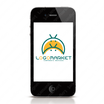 笑顔とキュートとキャラクターのロゴ