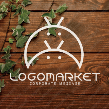 笑顔とキュートとキャラクターのロゴ