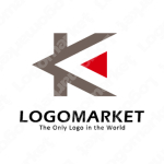 不等号とコントロールとくさびのロゴ