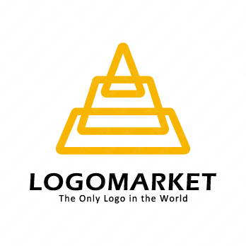 ピラミッドと山と設計のロゴ