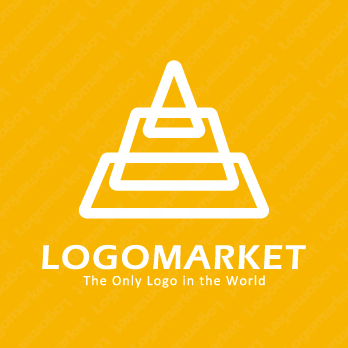 ピラミッドと山と設計のロゴ