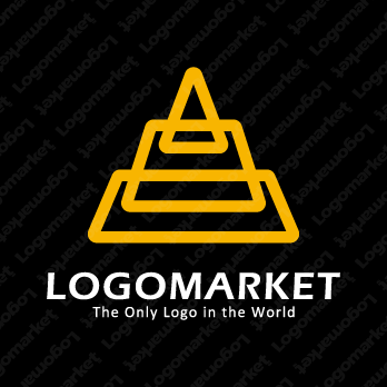 ピラミッドと山と設計のロゴ