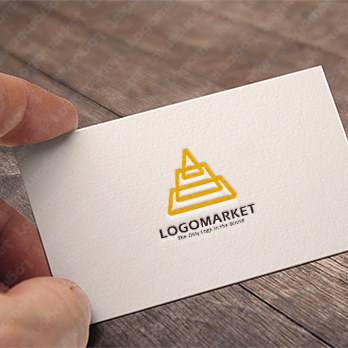 ピラミッドと山と設計のロゴ