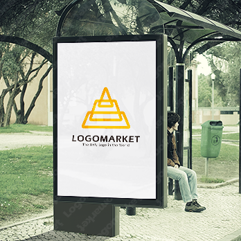 ピラミッドと山と設計のロゴ