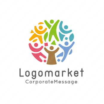 樹木と人々と親しみやすいのロゴ