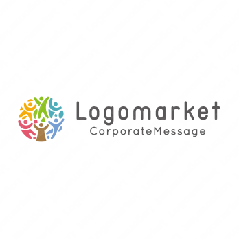 樹木と人々と親しみやすいのロゴ