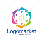 六角形と人とカラフルのロゴ