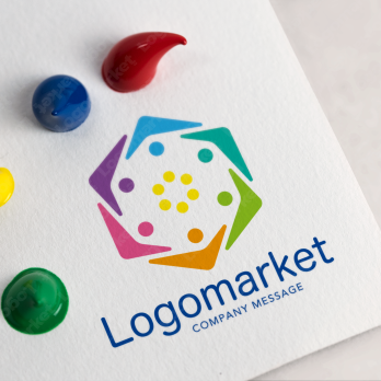 六角形と人とカラフルのロゴ