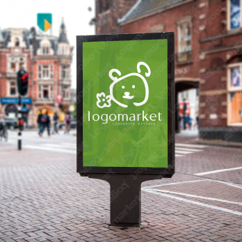 くまと花と手書きのロゴ