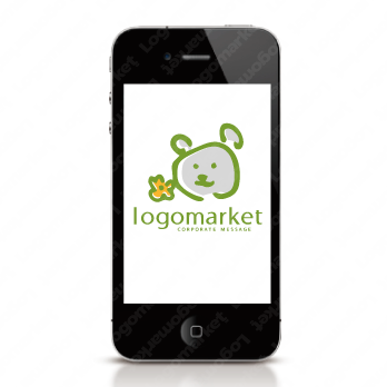 くまと花と手書きのロゴ