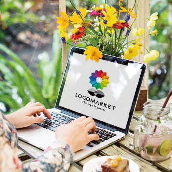 虹と花と多様性のロゴ