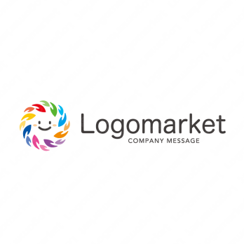 手とコミュニケーションと明るいのロゴ