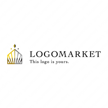 家と王冠と高級のロゴ