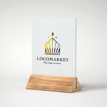 家と王冠と高級のロゴ