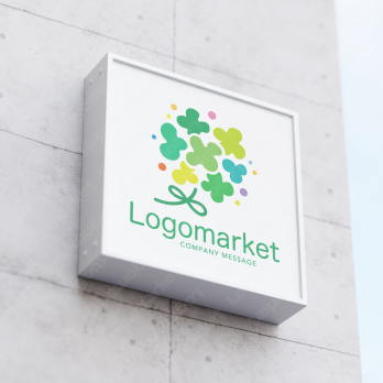 クローバーと幸福感と親しみやすさのロゴ