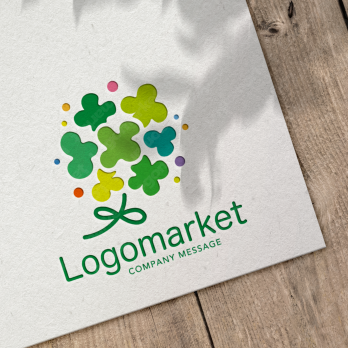 クローバーと幸福感と親しみやすさのロゴ