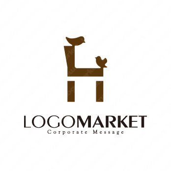 椅子と診察室とナチュラルのロゴ