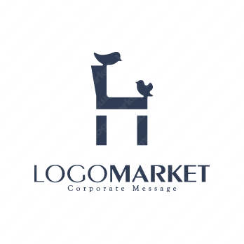 椅子と診察室とナチュラルのロゴ