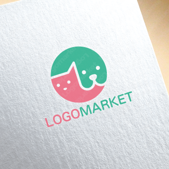 犬と猫と円型エンブレムのロゴ