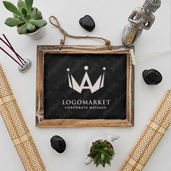 頂点と高級感とクラウンのロゴ